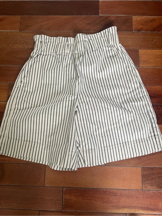 Everlane Pants - Everlane High-Waist Striped Shorts - White with Navy Pinstripes Size M 0085